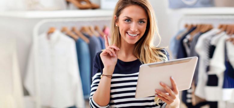 Vendedora entrando a su cuenta Payway desde la tablet
