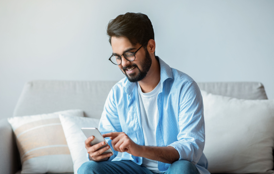 Hombre que cobra sus servicios enviando links de pago a sus clientes