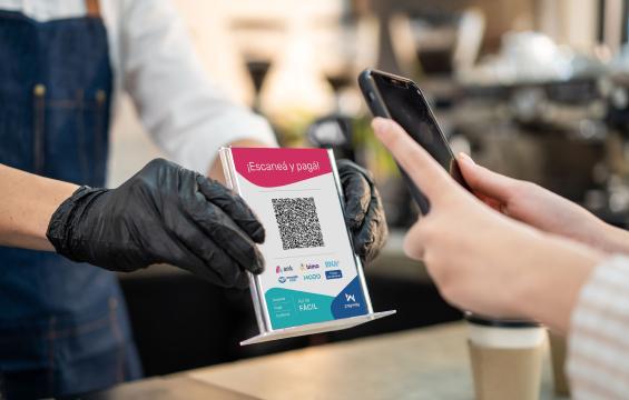 Cliente pagando con QR