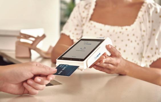 Vendedora cobrando una venta con la terminal de pago Payway Smart