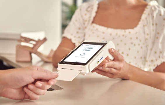 Vendedora cobrando una venta con la terminal de pago Payway Smart