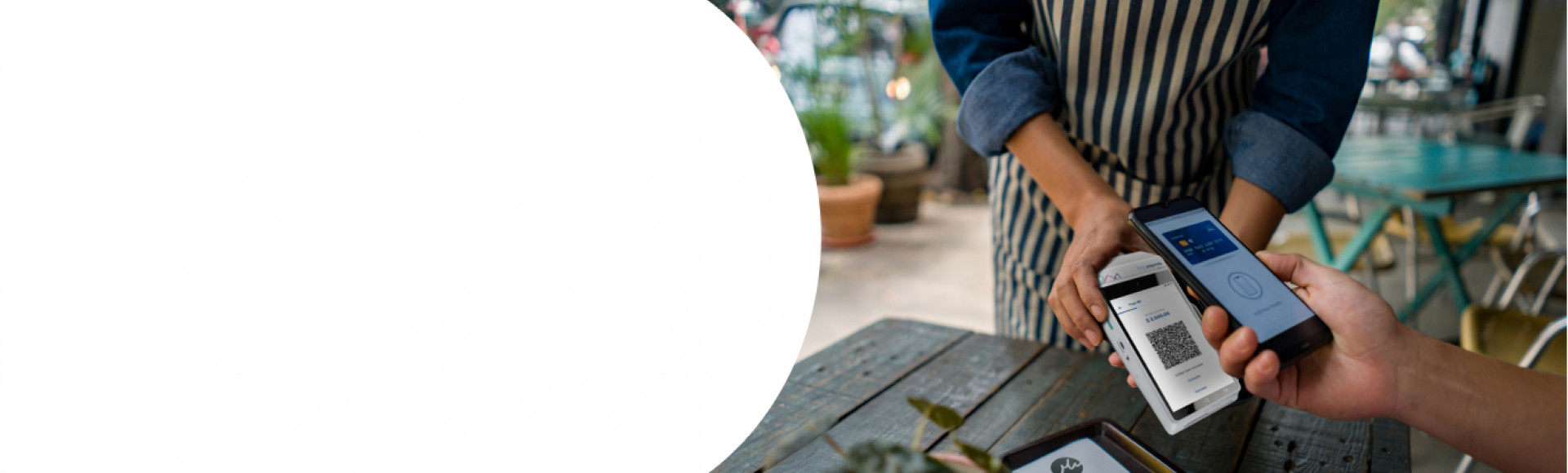 Vendedora que conoce los planes y precios de vender con Payway